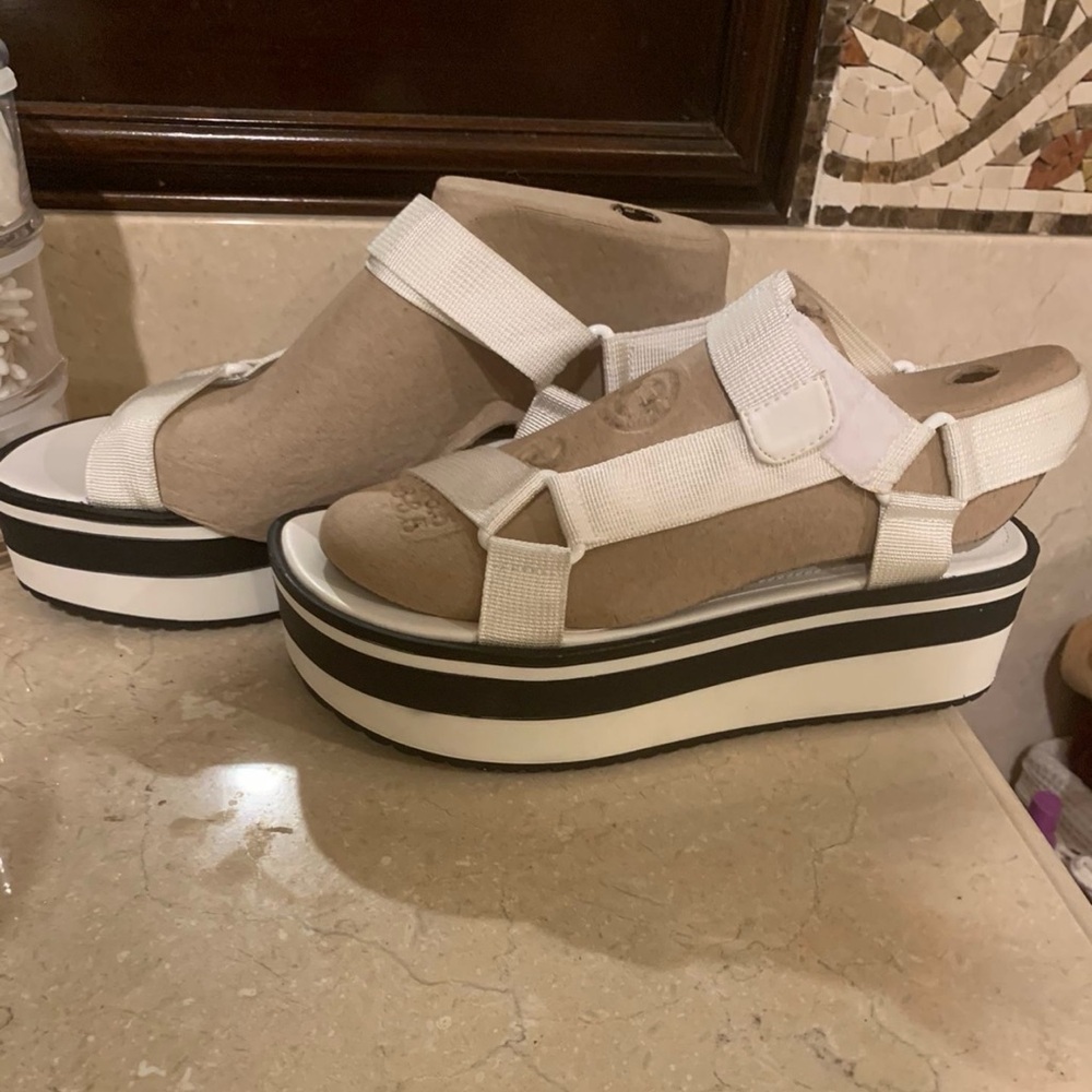 New Steve Madden  platform sandals size  8 1/2